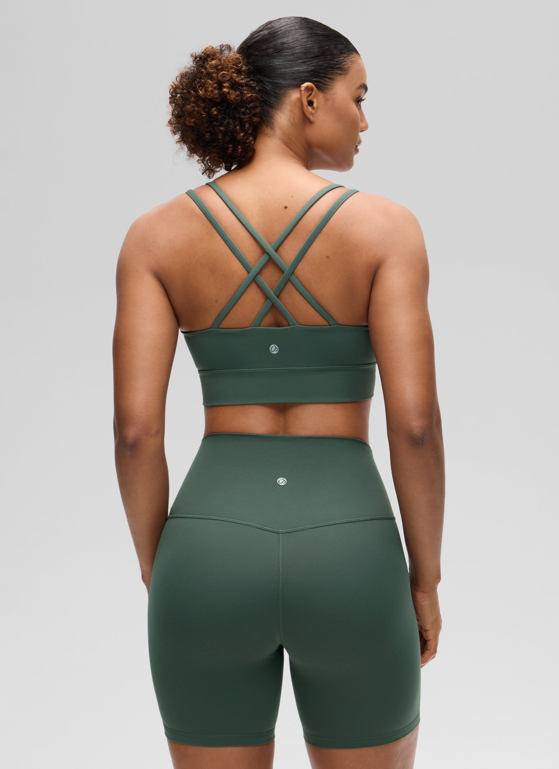 CRZ YOGA Wanita Butterluxe Bra Cawan Acuan Bertali Panjang Bersalut Silang Bertali Hijau Hutan Gelap