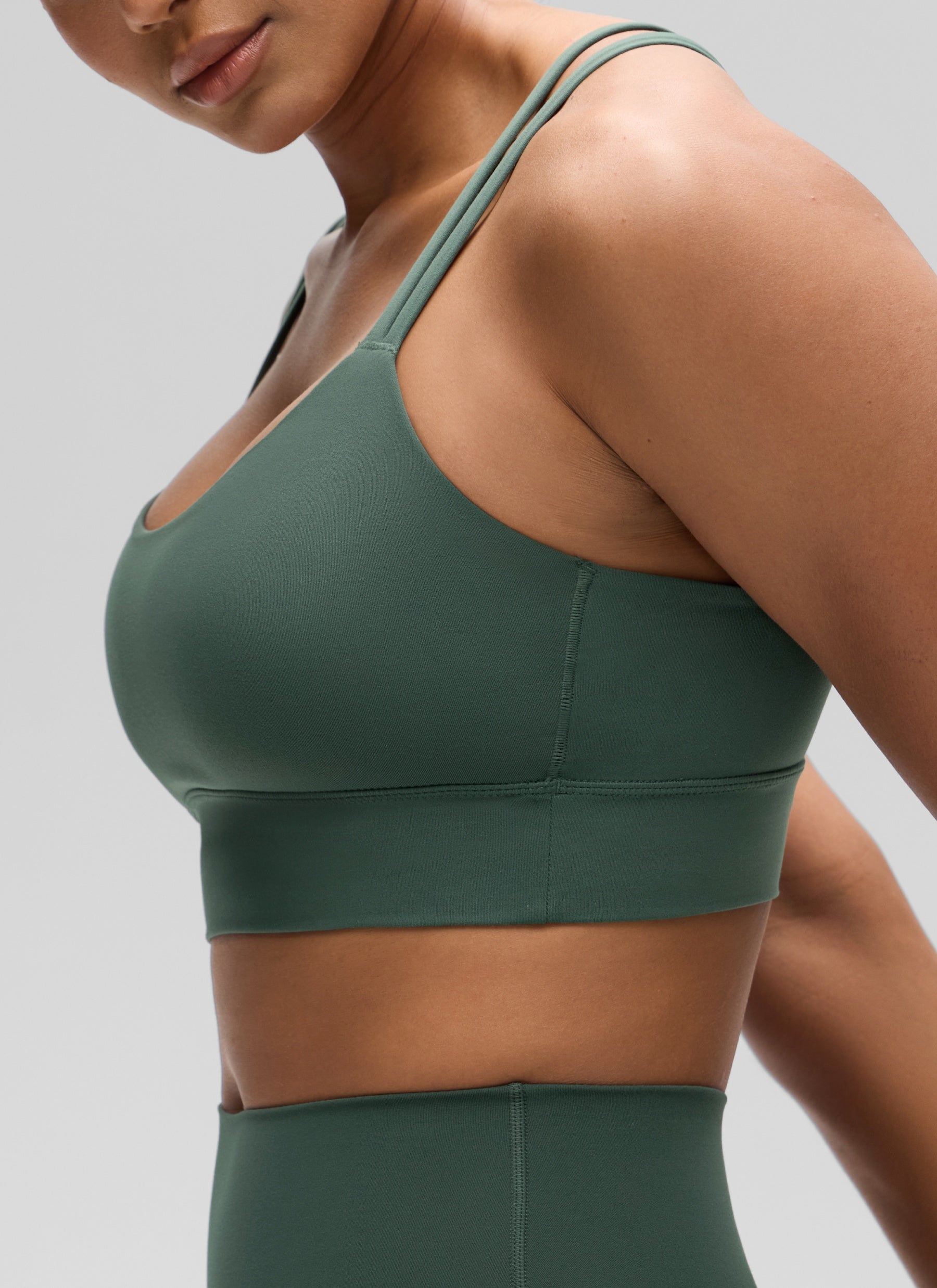 CRZ YOGA Wanita Butterluxe Bra Cawan Acuan Bertali Panjang Bersalut Silang Bertali Hijau Hutan Gelap