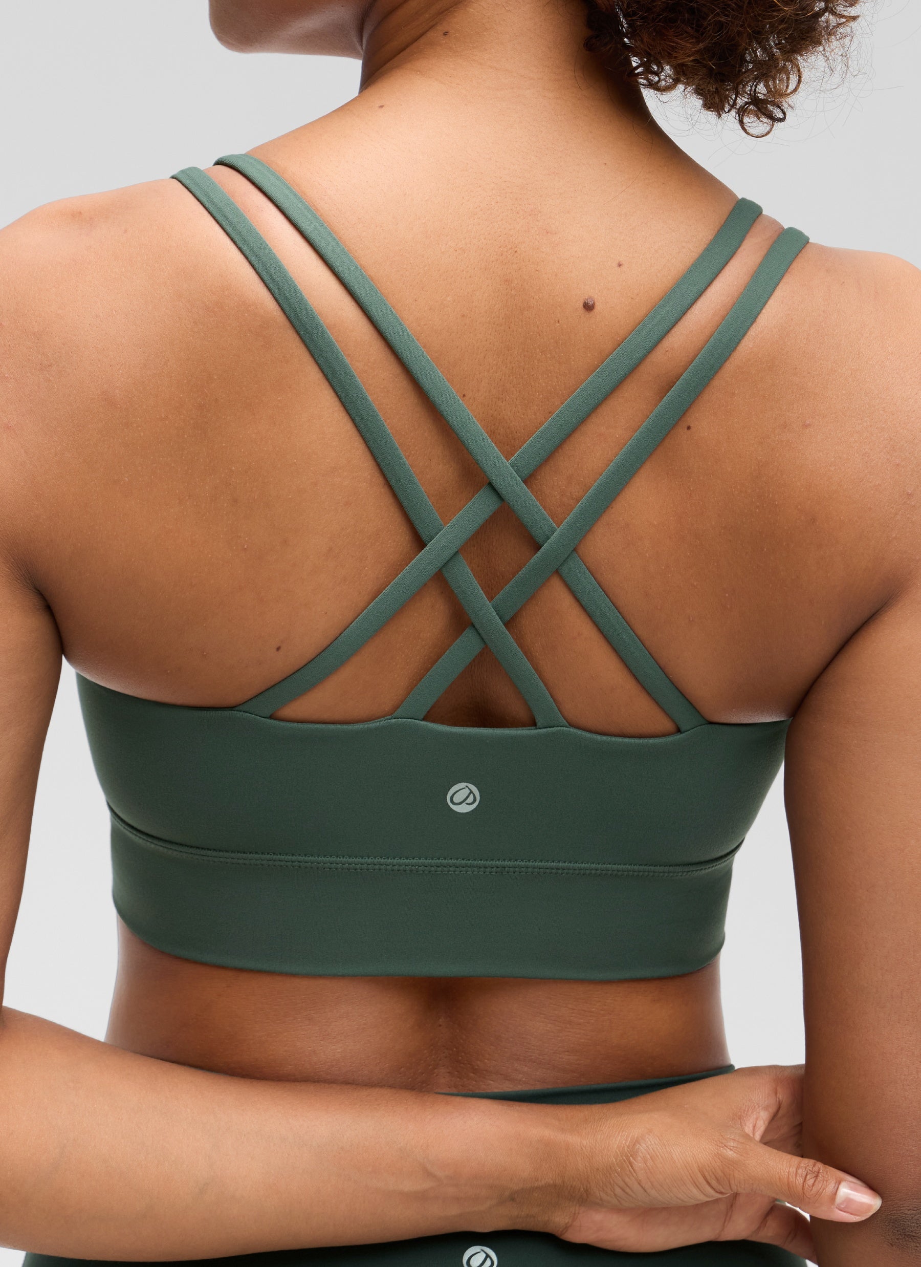 CRZ YOGA Wanita Butterluxe Bra Cawan Acuan Bertali Panjang Bersalut Silang Bertali Hijau Hutan Gelap