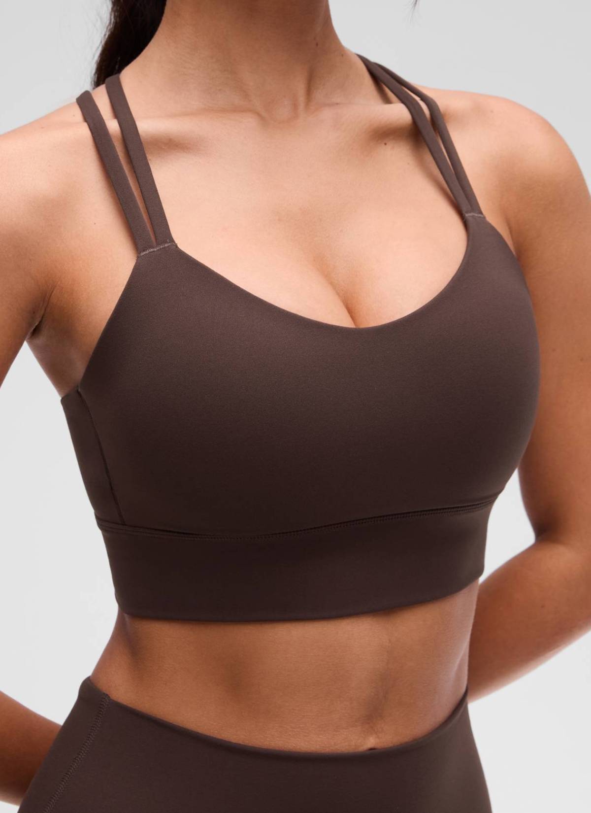 CRZ YOGA Wanita Butterluxe Bra Cawan Acuan Bertali Panjang Bersalut Silang Bertali Coklat Panas Fudge