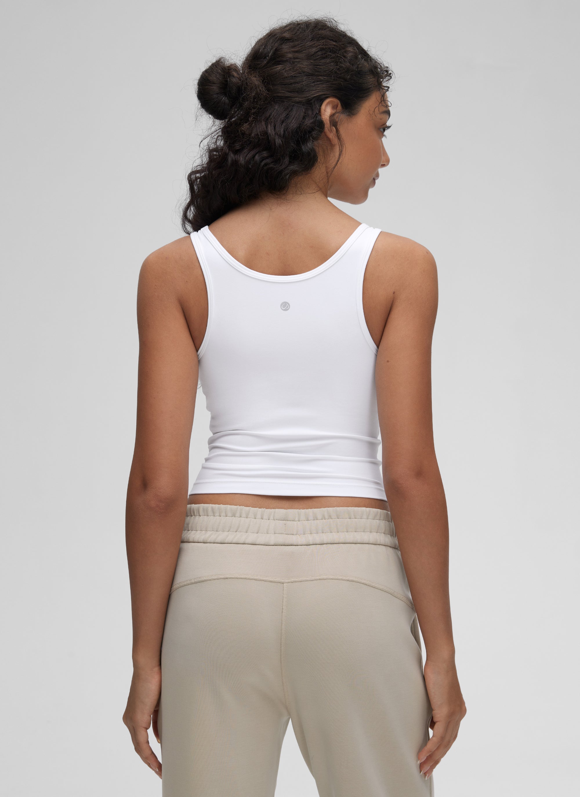 CRZ YOGA महिलाओं का योगा Butterluxe टाइट फिट टैंक टॉप्स रेसरबैक व्हाइट