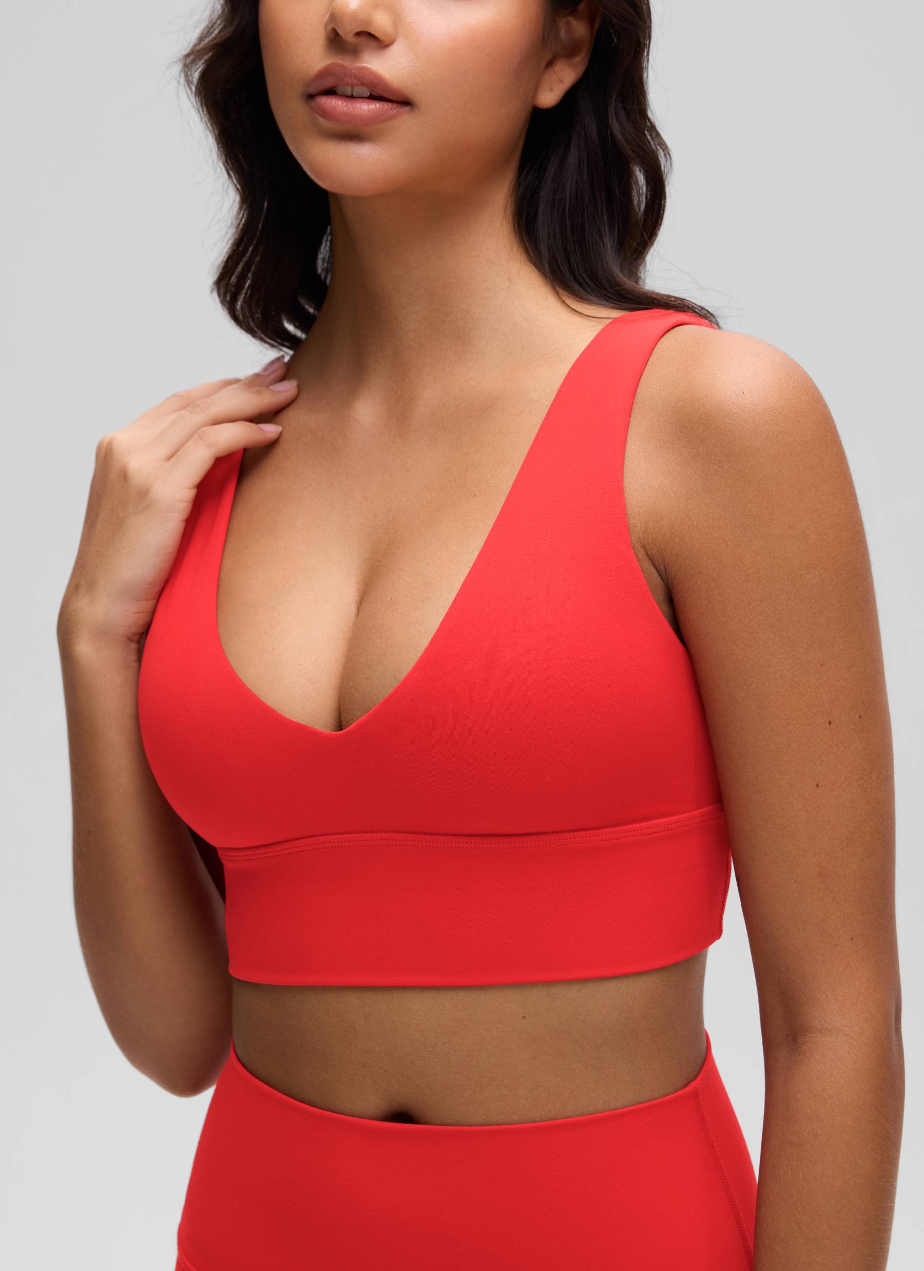 CRZ YOGA Bra Yoga Wanita dengan Dukungan Ringan, Model " Butterluxe ", Potongan Panjang, Punggung U, Leher V, Warna Merah Tua