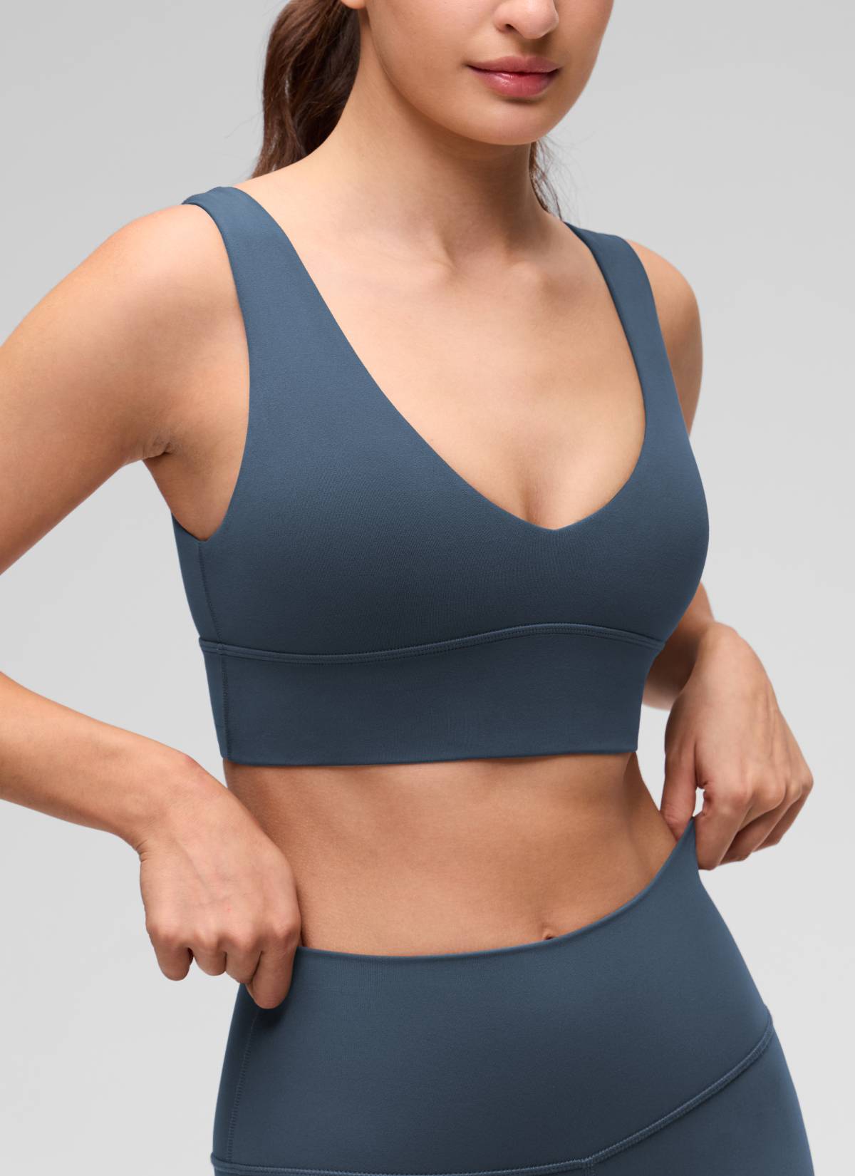 CRZ YOGA Bra Yoga Wanita dengan Dukungan Ringan, Model " Butterluxe ", Potongan Panjang, Punggung U, Leher V, Stelindigo