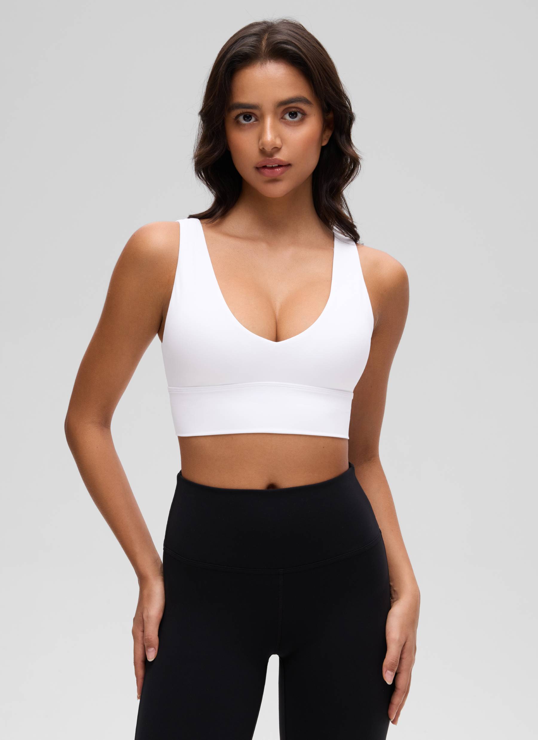 CRZ YOGA Bra Yoga Wanita dengan Dukungan Ringan, Model " Butterluxe ", Potongan Panjang, Punggung U, Leher V, Warna Putih