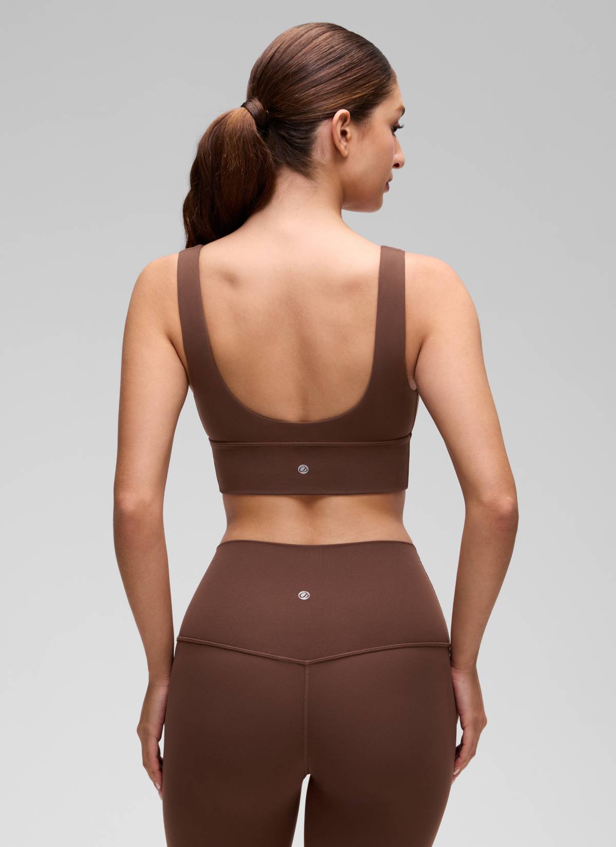CRZ YOGA Bra Yoga Wanita dengan Dukungan Ringan, Model " Butterluxe ", Potongan Panjang, Punggung U, Leher V, Warna Cokelat Kopi