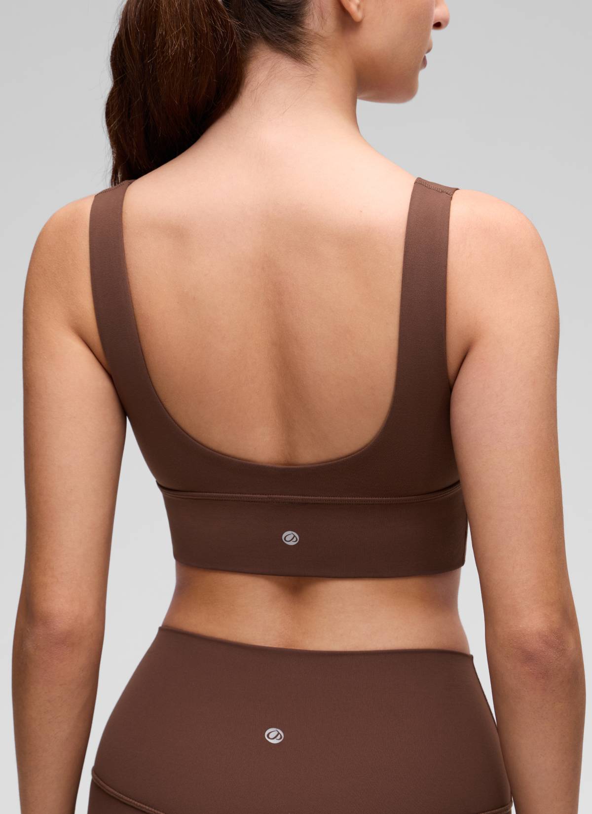 CRZ YOGA Bra Yoga Wanita dengan Dukungan Ringan, Model " Butterluxe ", Potongan Panjang, Punggung U, Leher V, Warna Cokelat Kopi