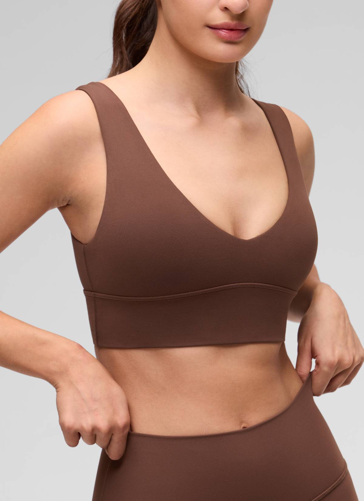 CRZ YOGA Bra Yoga Wanita dengan Dukungan Ringan, Model " Butterluxe ", Potongan Panjang, Punggung U, Leher V, Warna Cokelat Kopi