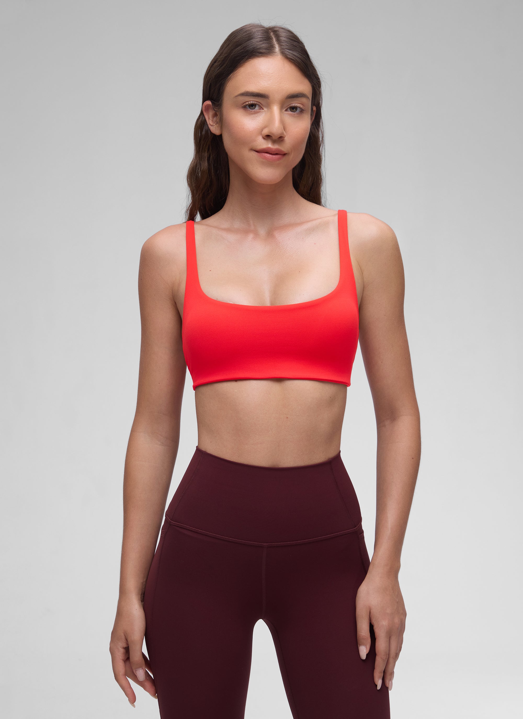 CRZ YOGA Wanita, Bra Mini Berbusa dengan Leher Persegi dan Model Cami " Butterluxe ", Warna Merah Tua