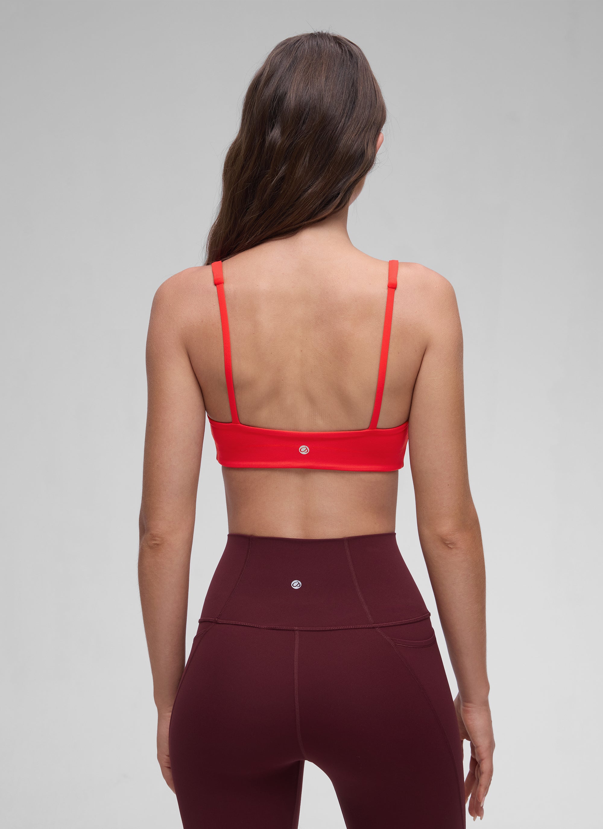 CRZ YOGA Wanita, Bra Mini Berbusa dengan Leher Persegi dan Model Cami " Butterluxe ", Warna Merah Tua