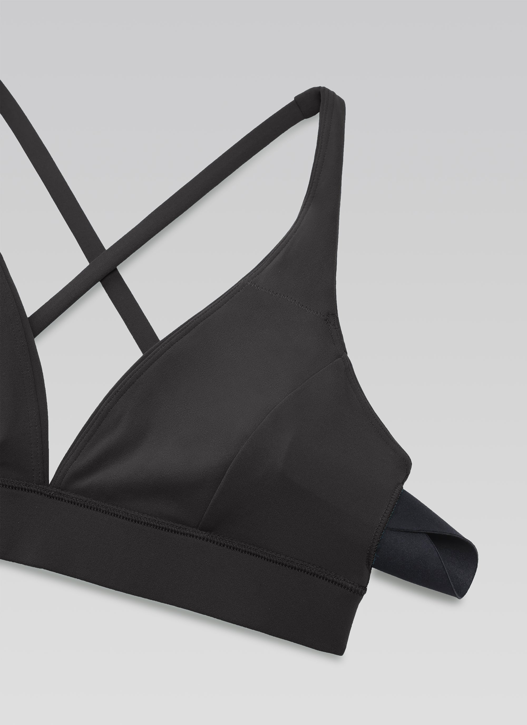 CRZ YOGA Bra Yoga Wanita dengan Dukungan Ringan, Model " Butterluxe ", Punggung Ber tali, Leher V, Warna Hitam