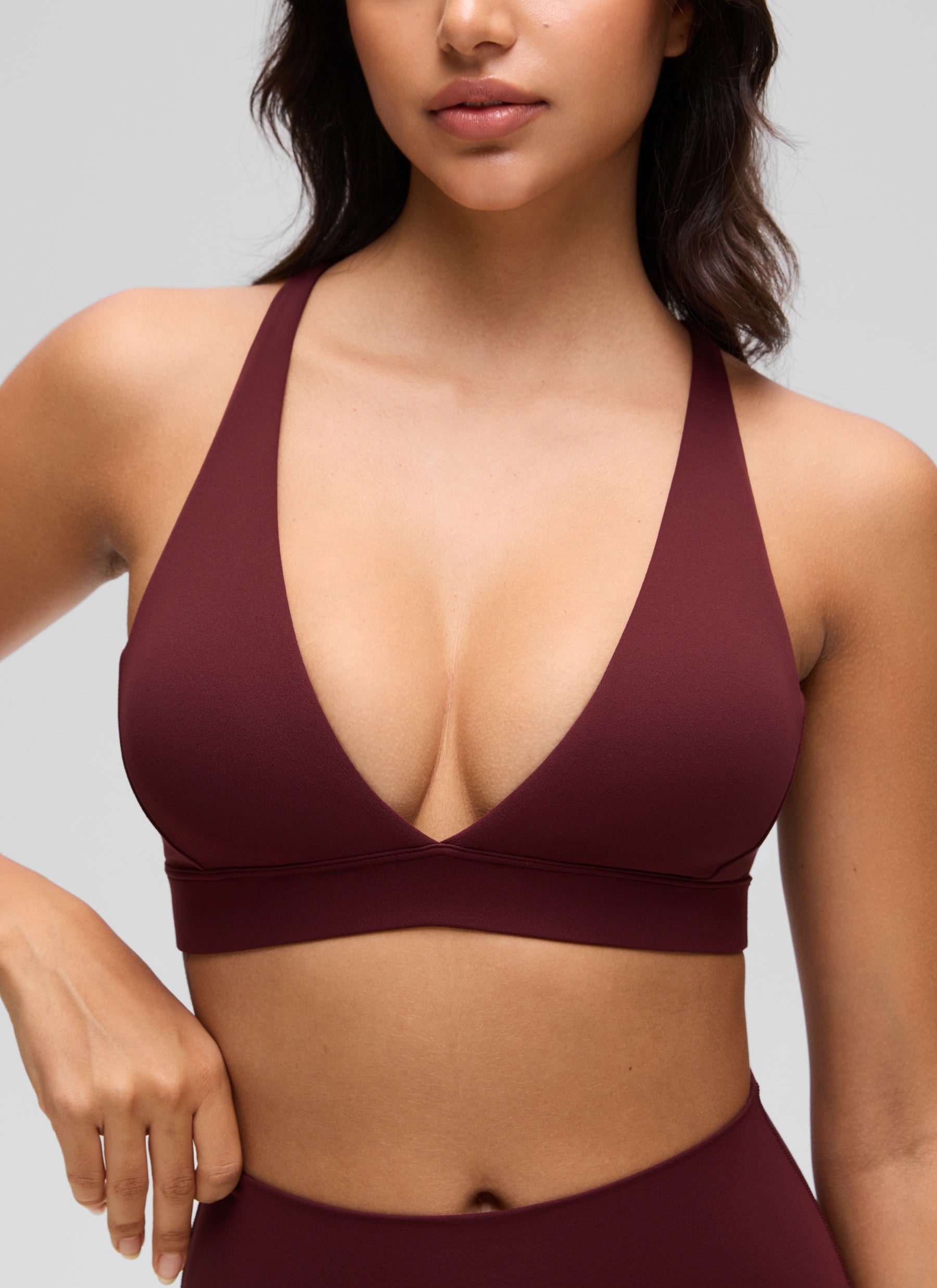 CRZ YOGA Bra Yoga Wanita dengan Dukungan Ringan, Model " Butterluxe ", Punggung Berpita, Leher V, Warna Merah Merlot
