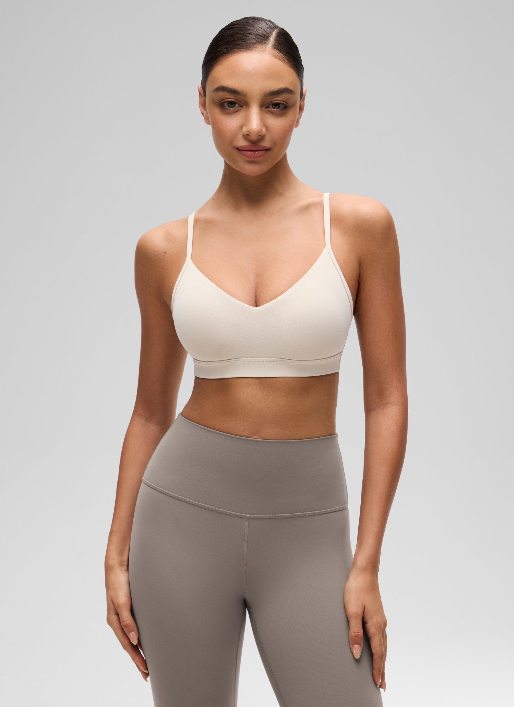 CRZ YOGA Butterluxe Áo lót thể thao yoga cổ chữ V dành cho nữ có đệm, kiểu camisole, màu Mojave Tan