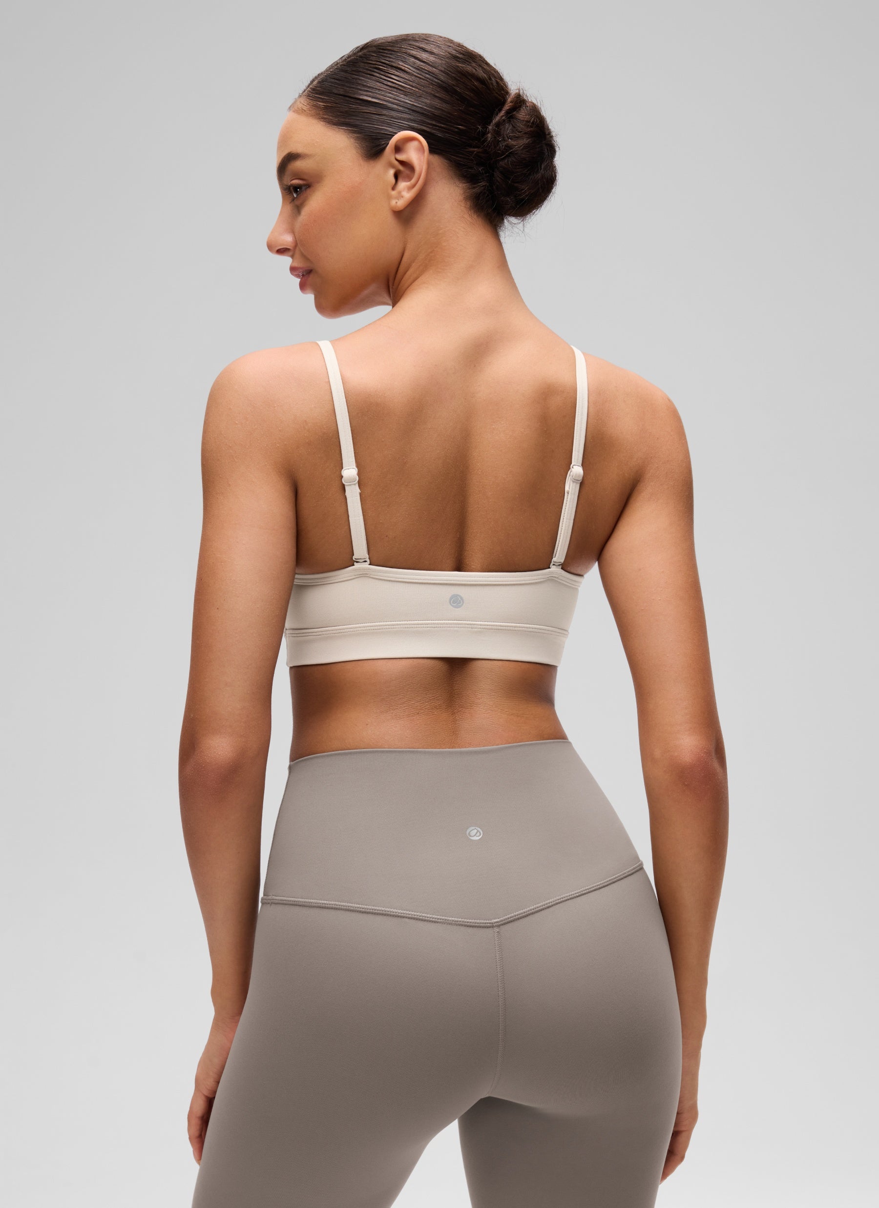 CRZ YOGA Butterluxe Áo lót thể thao yoga cổ chữ V dành cho nữ có đệm, kiểu camisole, màu Mojave Tan