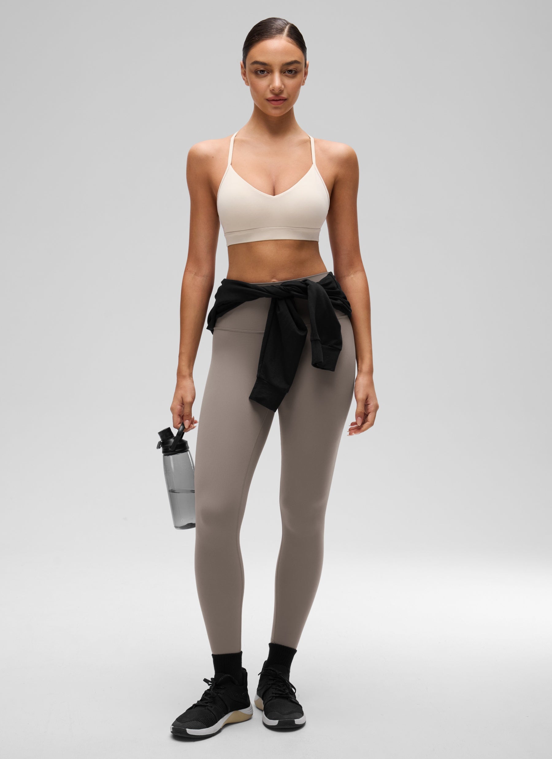 CRZ YOGA Butterluxe Áo lót thể thao yoga cổ chữ V dành cho nữ có đệm, kiểu camisole, màu Mojave Tan