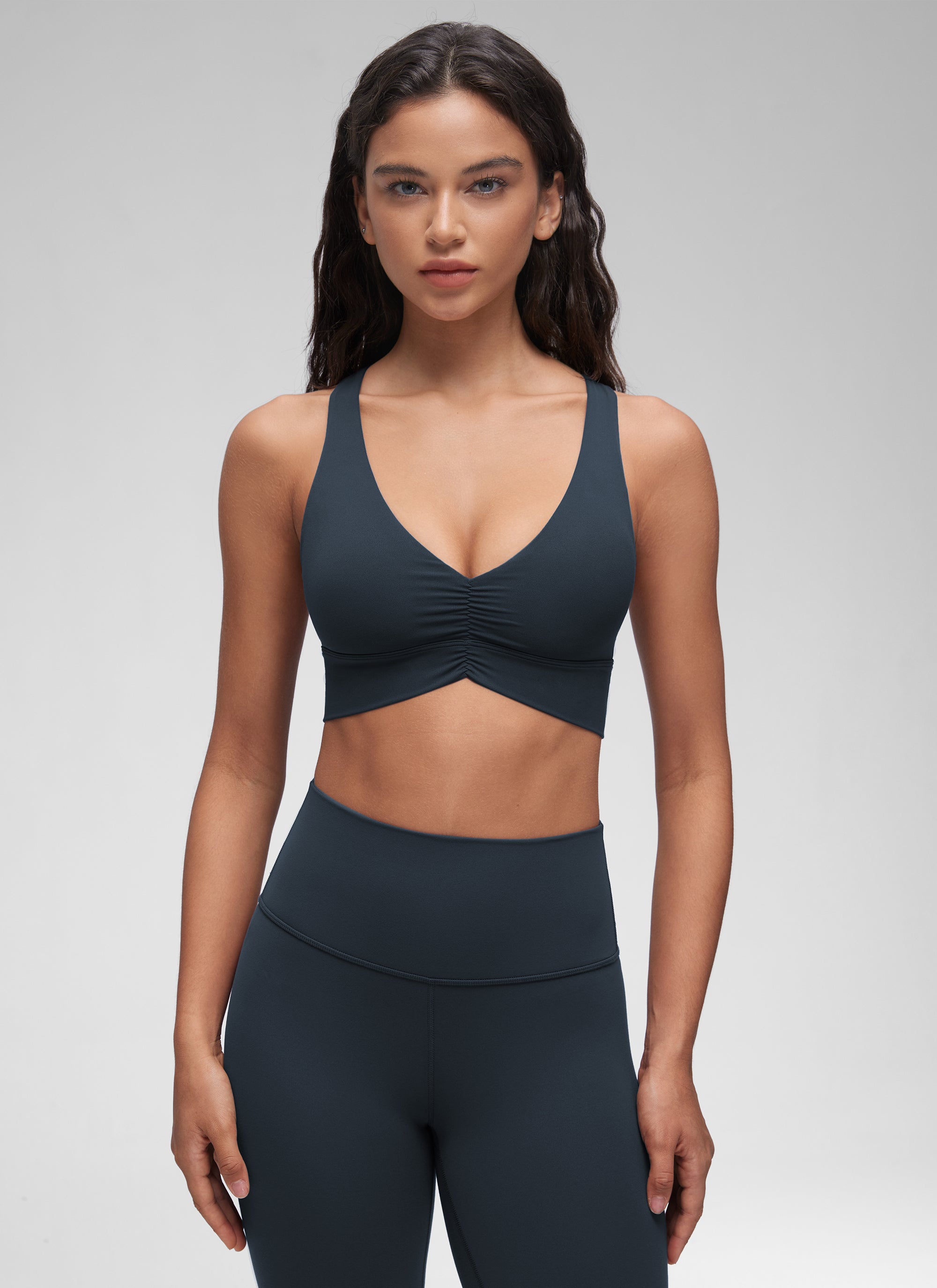 Áo lót yoga CRZ YOGA dành cho nữ, kiểu dáng " Butterluxe " với độ nâng đỡ nhẹ, cổ chữ V xếp nếp, màu xanh navy đậm