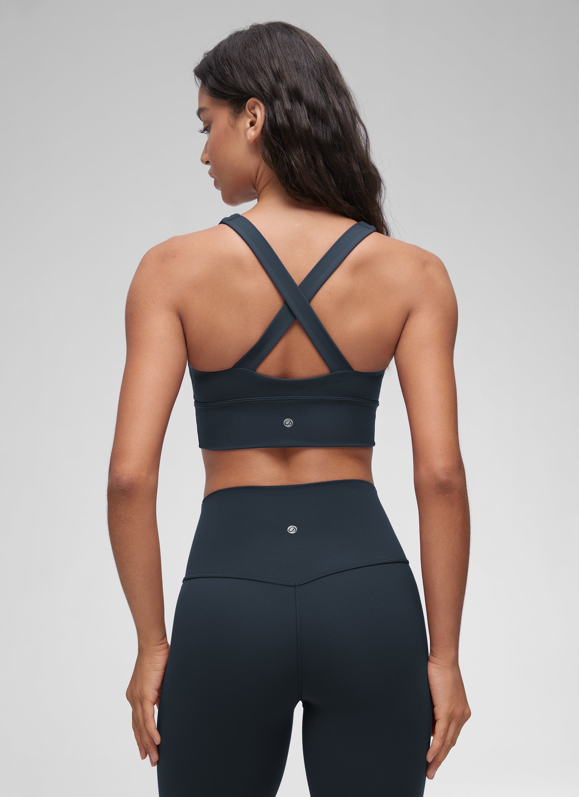 Áo lót yoga CRZ YOGA dành cho nữ, kiểu dáng " Butterluxe " với độ nâng đỡ nhẹ, cổ chữ V xếp nếp, màu xanh navy đậm