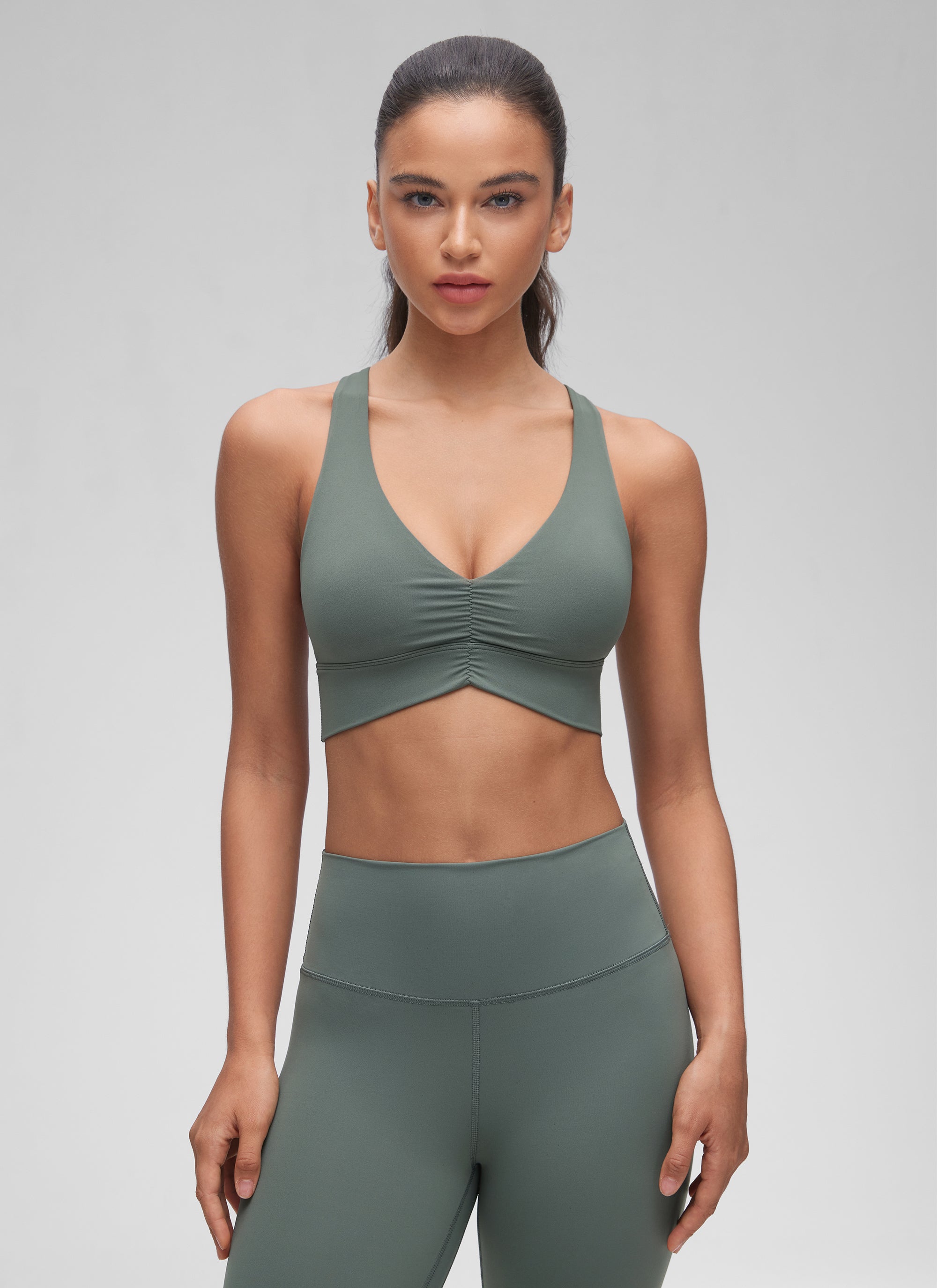 Áo lót yoga CRZ YOGA dành cho nữ, kiểu dáng " Butterluxe " với độ nâng đỡ nhẹ, cổ chữ V xếp nếp, màu xám lá xô thơm