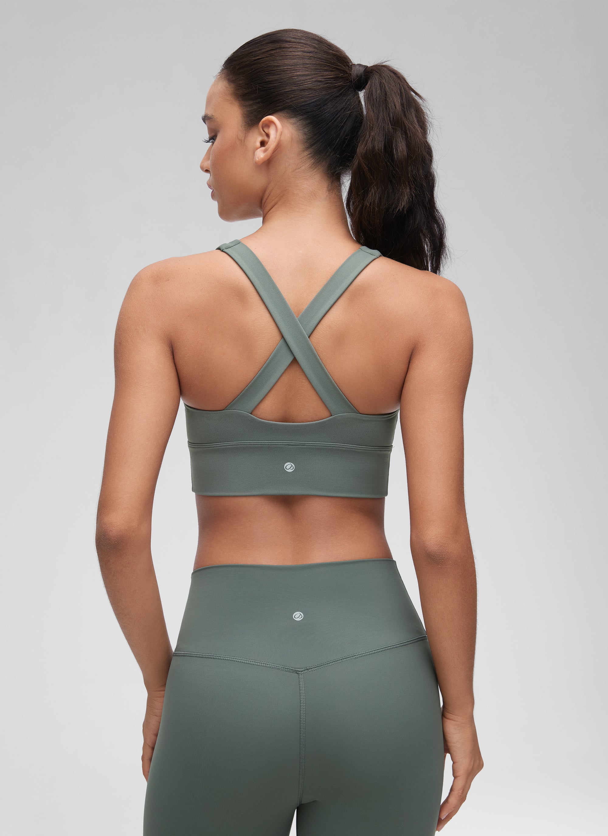 Áo lót yoga CRZ YOGA dành cho nữ, kiểu dáng " Butterluxe " với độ nâng đỡ nhẹ, cổ chữ V xếp nếp, màu xám lá xô thơm