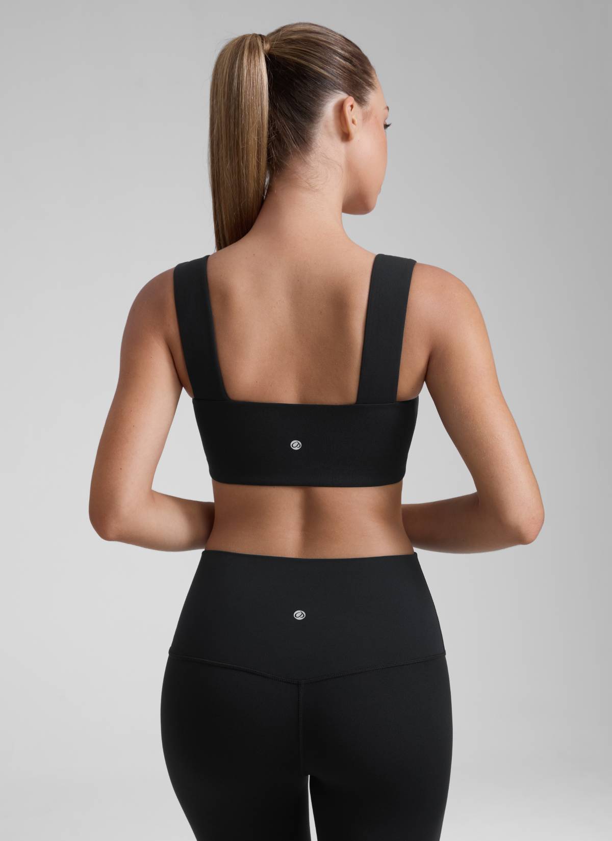 CRZ YOGA Butterluxe Womens Square Neck Open Back Wide straps Sports Bras Black @model_info:Kate