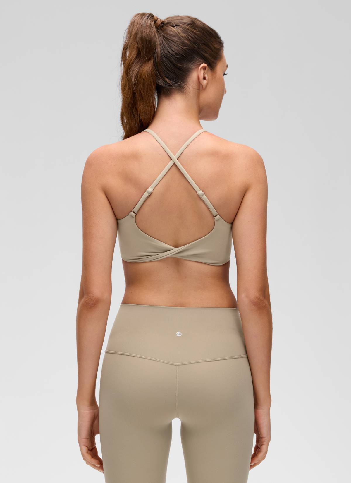 Áo lót thể thao CRZ YOGA dành cho nữ, kiểu cổ tròn, thiết kế xoắn lưng chéo, màu Oak, thuộc bộ sưu tập “ Butterluxe ”