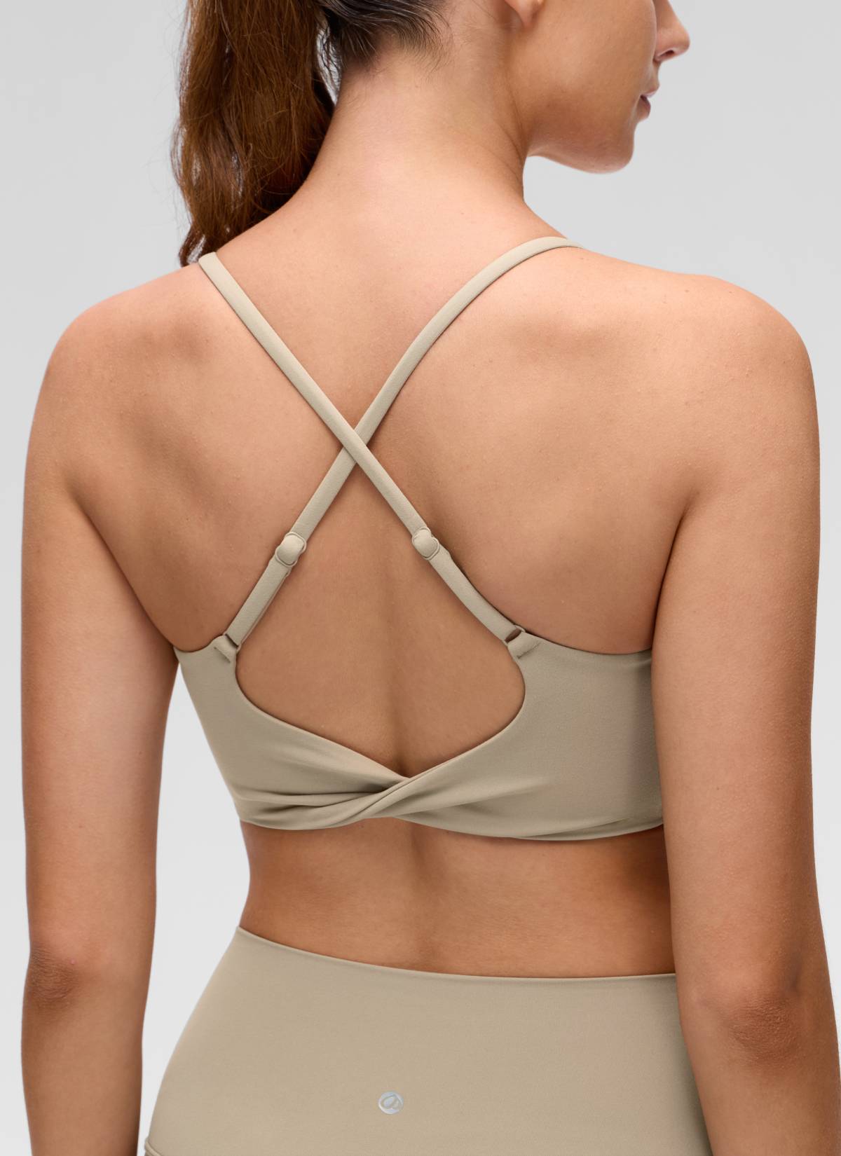 Áo lót thể thao CRZ YOGA dành cho nữ, kiểu cổ tròn, thiết kế xoắn lưng chéo, màu Oak, thuộc bộ sưu tập “ Butterluxe ”
