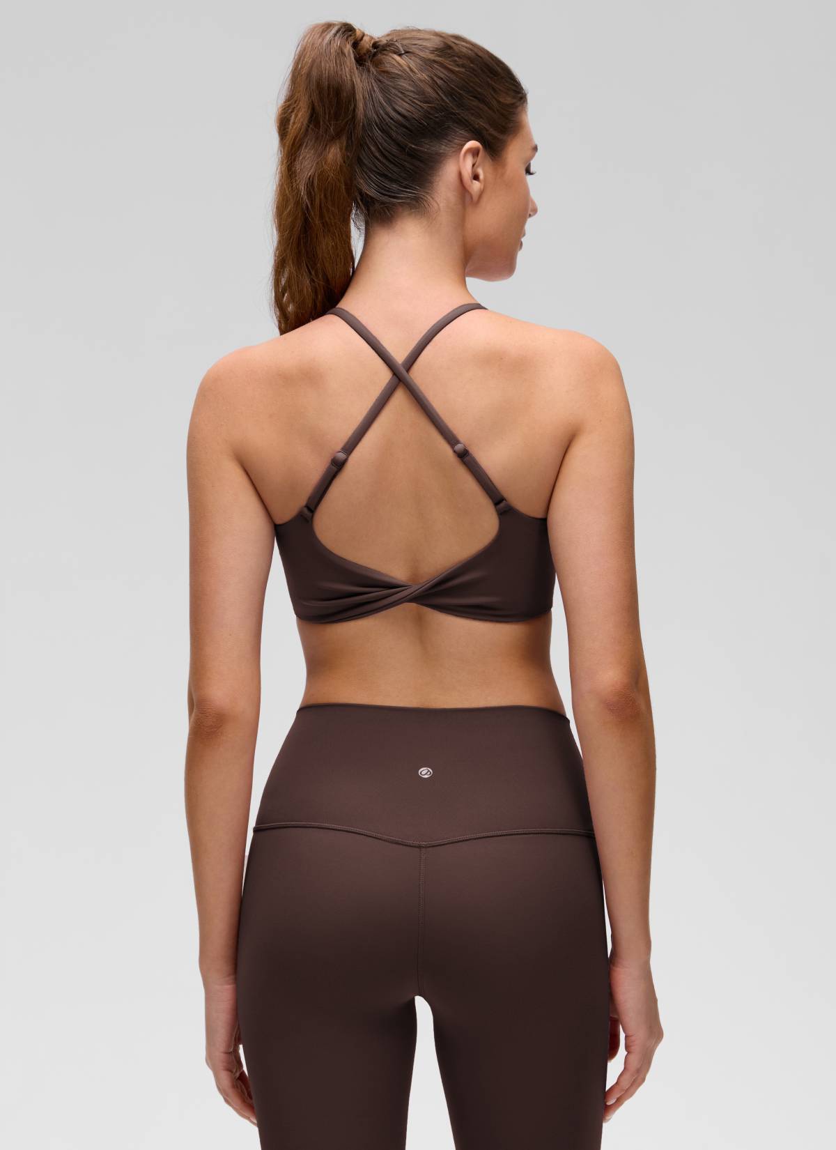Áo Butterluxe thể thao CRZ YOGA dành cho nữ, Butterluxe , cổ Butterluxe , thiết kế xoắn lưng chéo, màu nâu sô-cô-la nóng