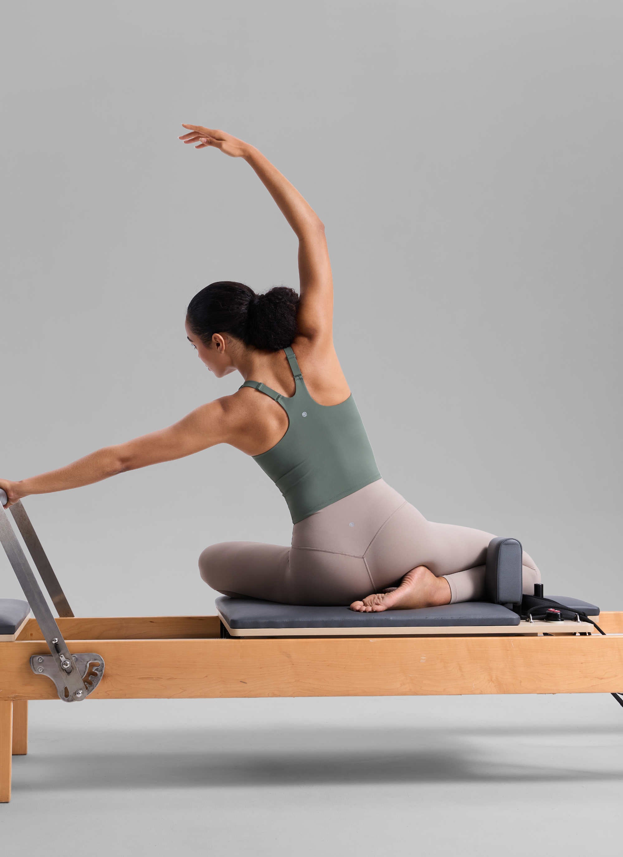 CRZ YOGA レディースButterlift Vネック レーサーバック ブラ付きタンクトップ グレー・セージ