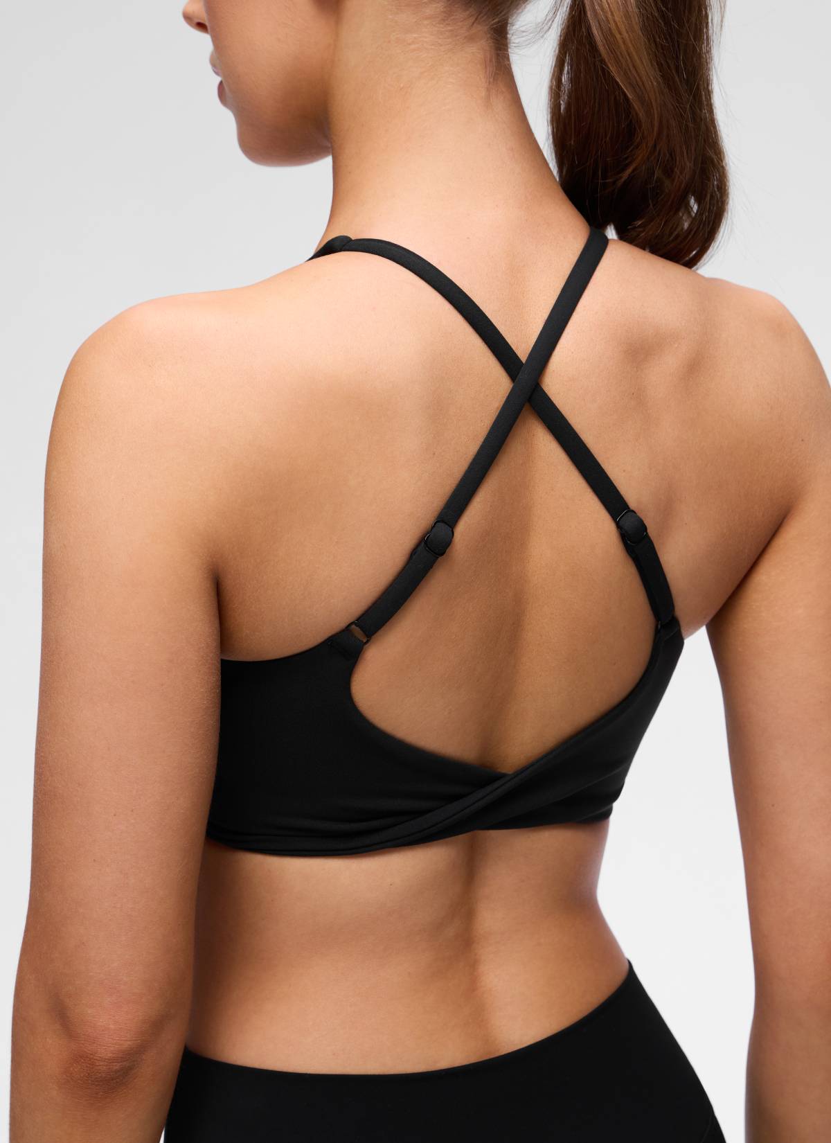 CRZ YOGA Wanita Butterluxe Bra Sukan Yoga V Neck Twist Cross Back Hitam