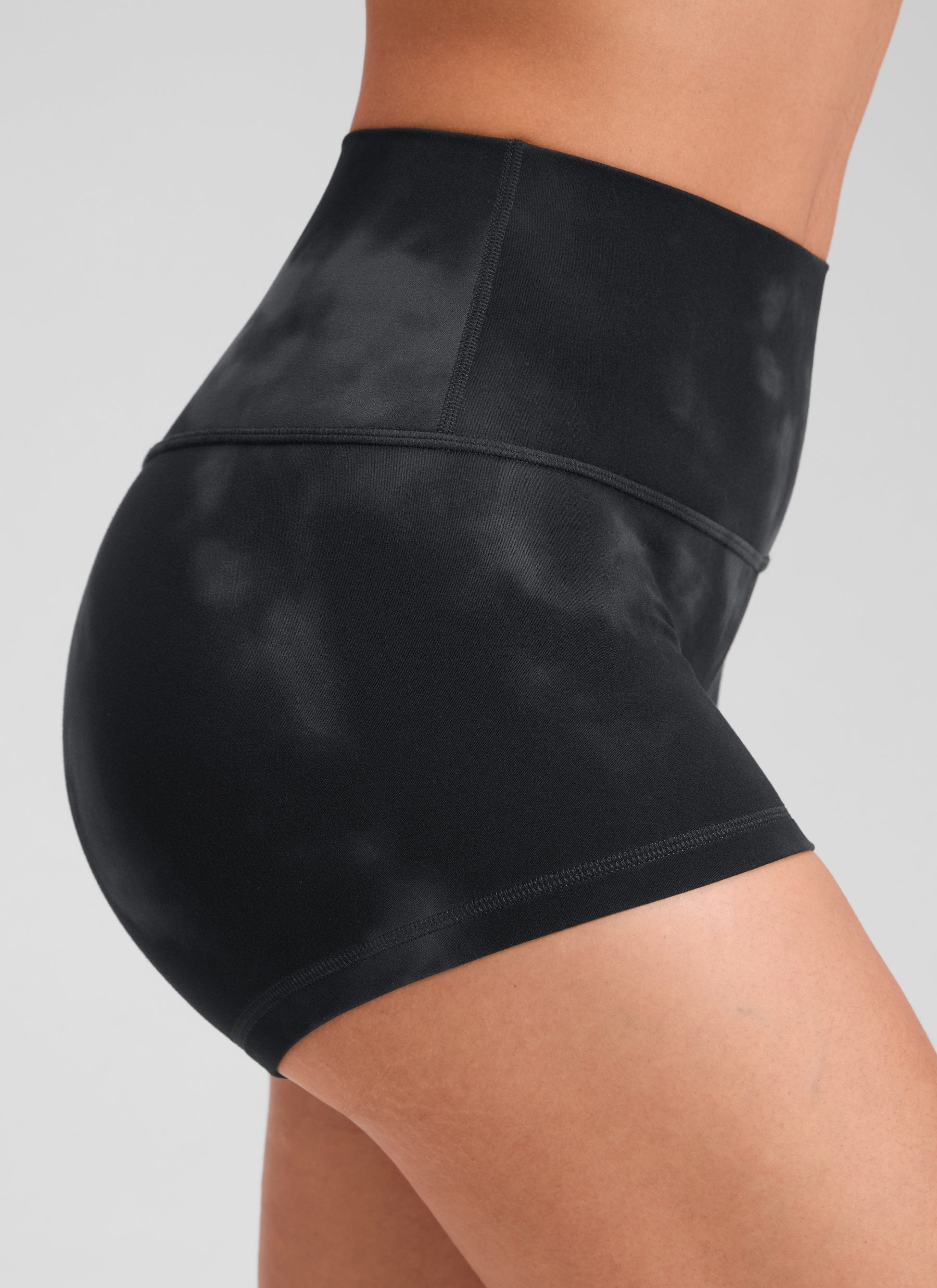 CRZ YOGA Yoga Wanita Booty Tinggi Butterluxe Seluar Pendek Biker 2.5'' Bunga Pewarna Hitam Ikat