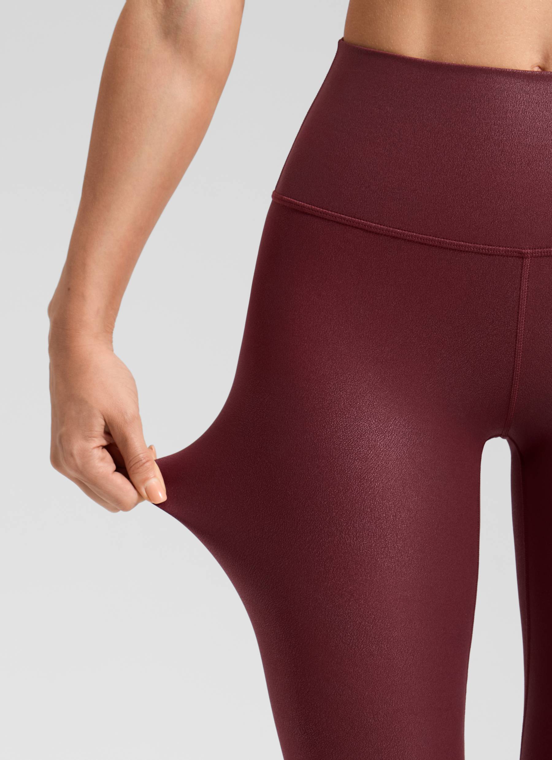 Quần legging nữ CRZ YOGA chất liệu da nhân tạo Butterluxe , cỡ 28', màu Đỏ Merlot với họa tiết lá kim loại