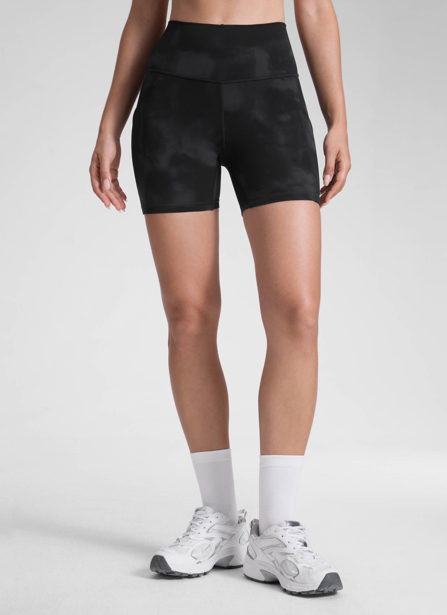 CRZ YOGA Yoga Wanita Bertingkat Tinggi Biker Butterluxe Seluar Pendek Poket 5'' Bunga Pewarna Hitam Ikat
