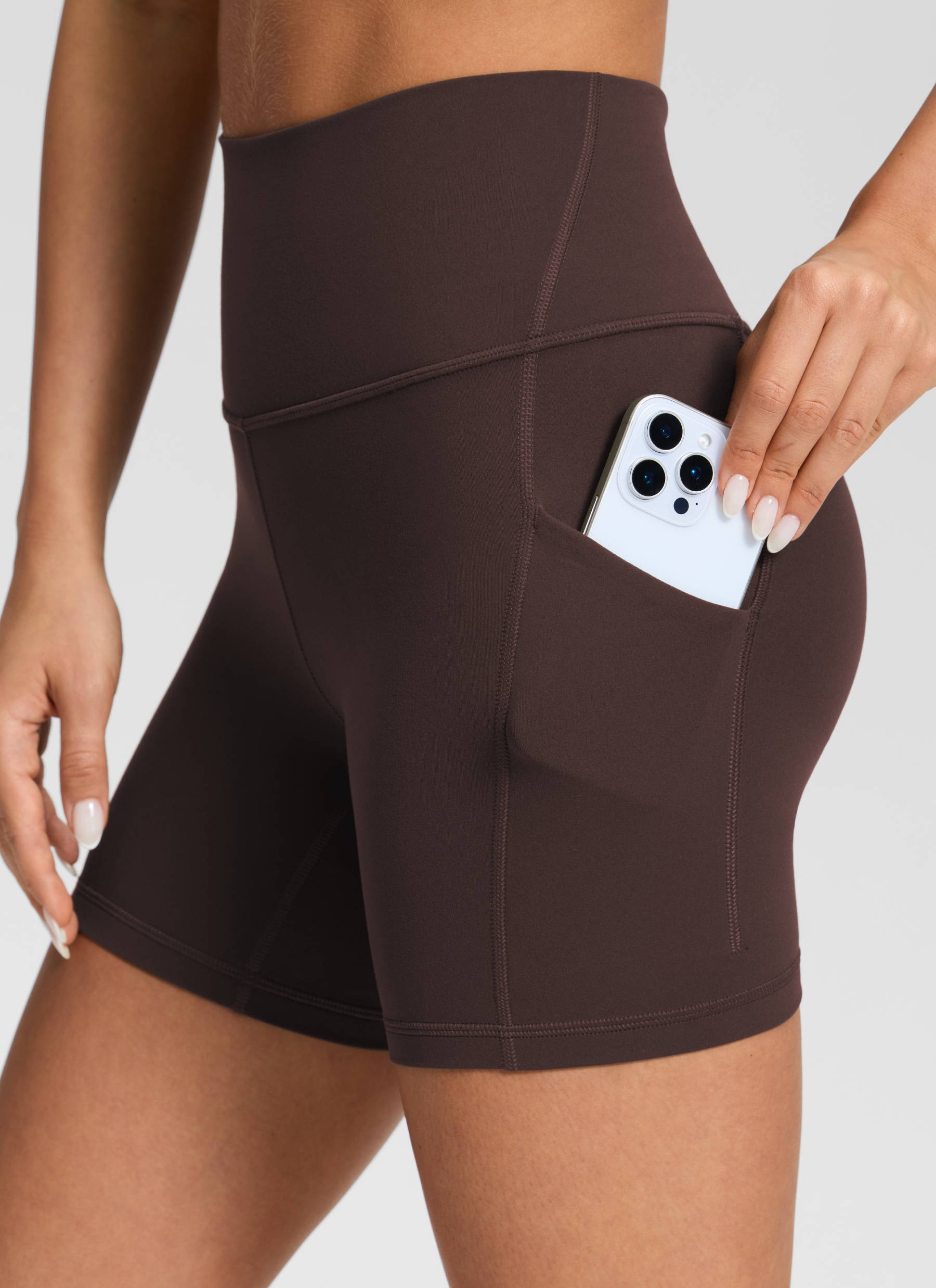 CRZ YOGA Yoga Wanita Bertingkat Tinggi Biker Butterluxe Seluar Pendek Poket 5'' Coklat Fudge Panas