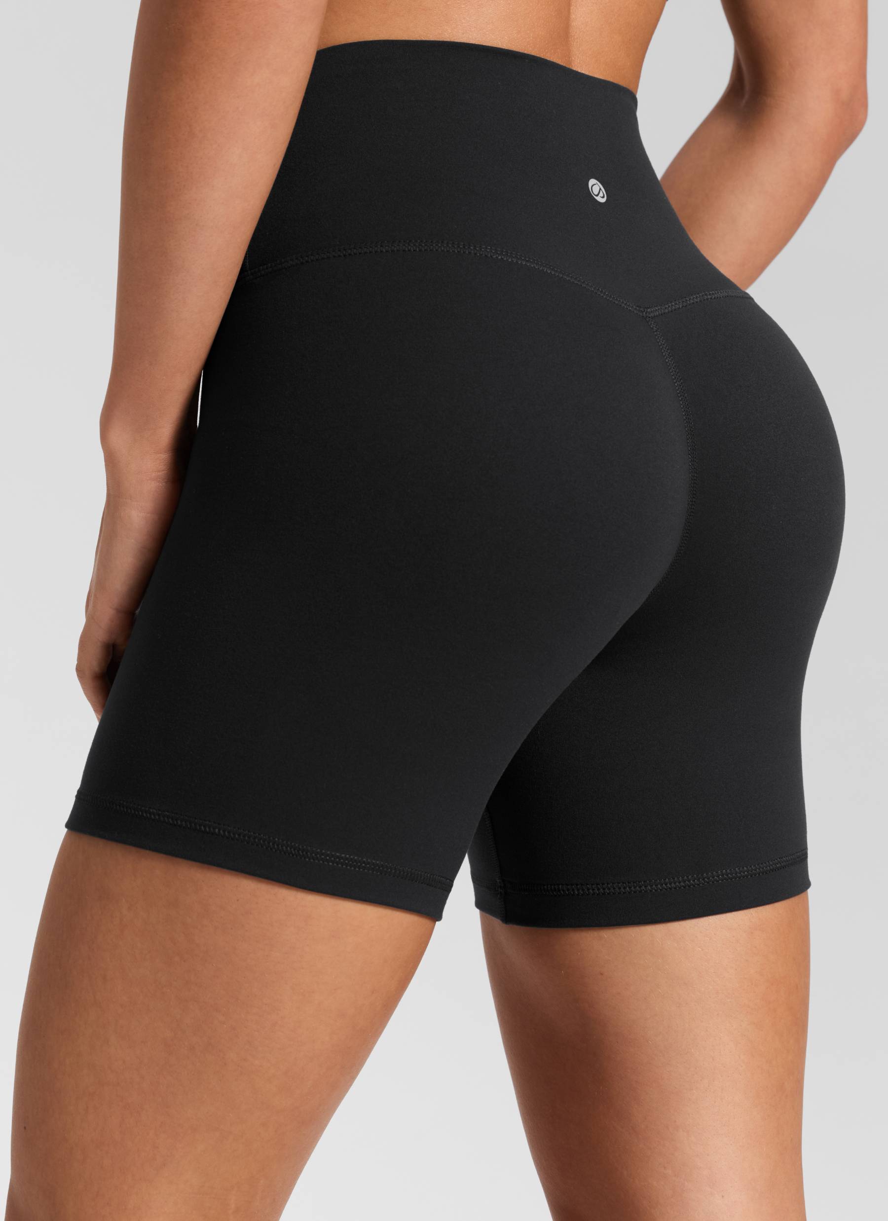 सीआरजेड योगा महिलाओं के लिए हाई राइज़ Butterluxe वी-शेप वाली क्रॉस-वेस्ट बाइकर शॉर्ट्स (5 इंच, काला)