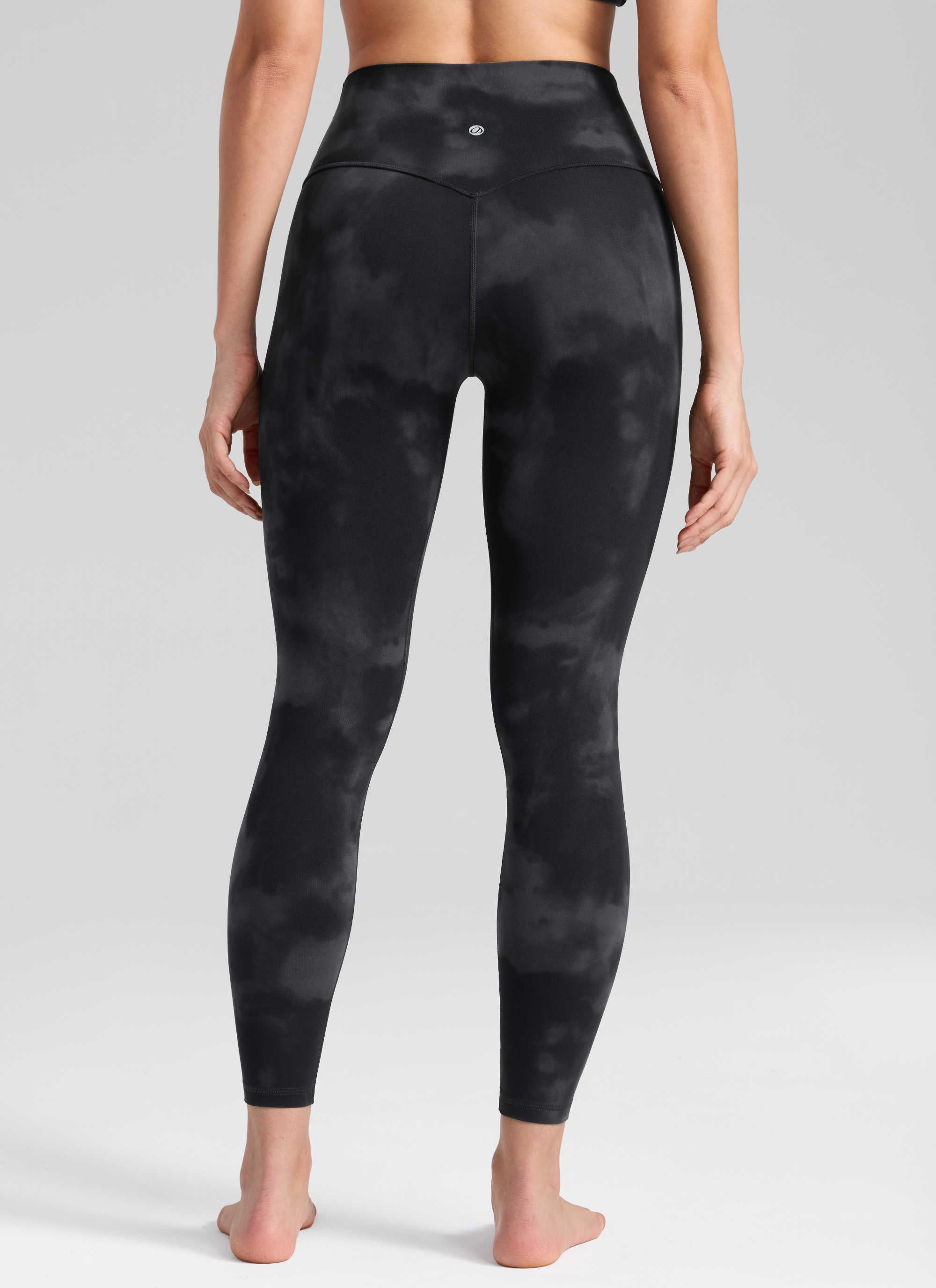 CRZ YOGA Pambabaeng Pag-eehersisyo Mataas na Pagtaas Butterlift Yoga Leggings na 25'' Itim na Tie Dye na Bulaklak