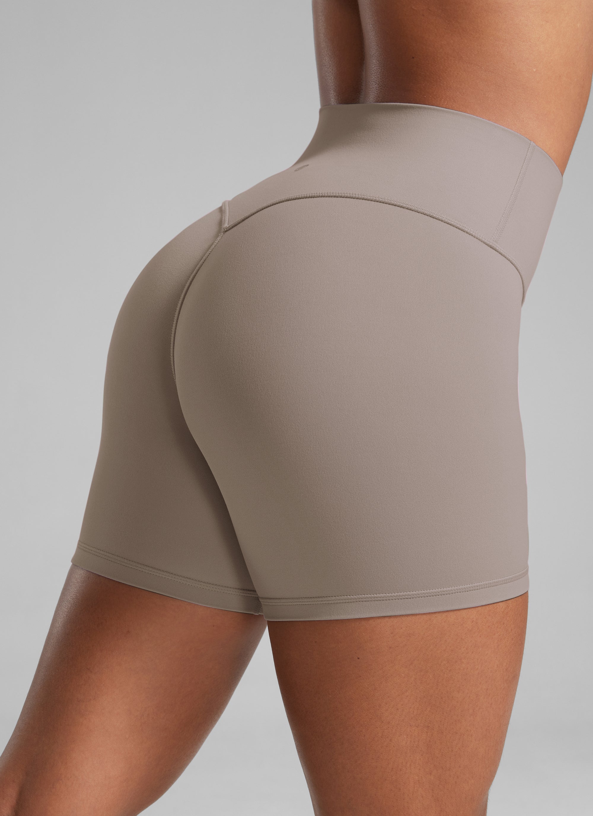 CRZ YOGA Women's Invisible Butt Scrunch No Front Seam Biker Shorts Creamy Latte @model_info:Crystal