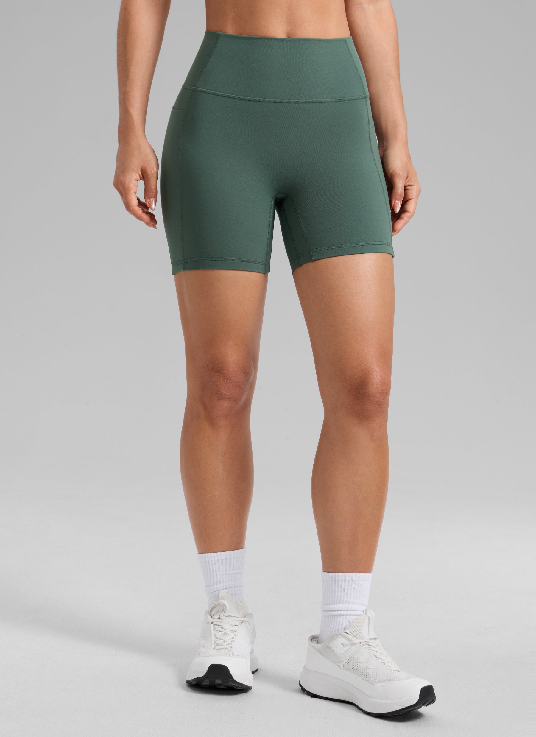 CRZ YOGA Butterlift Pambabaeng Slunch Butt No Front Seam Pocket Biker Shorts 5'' Dark Forest Green