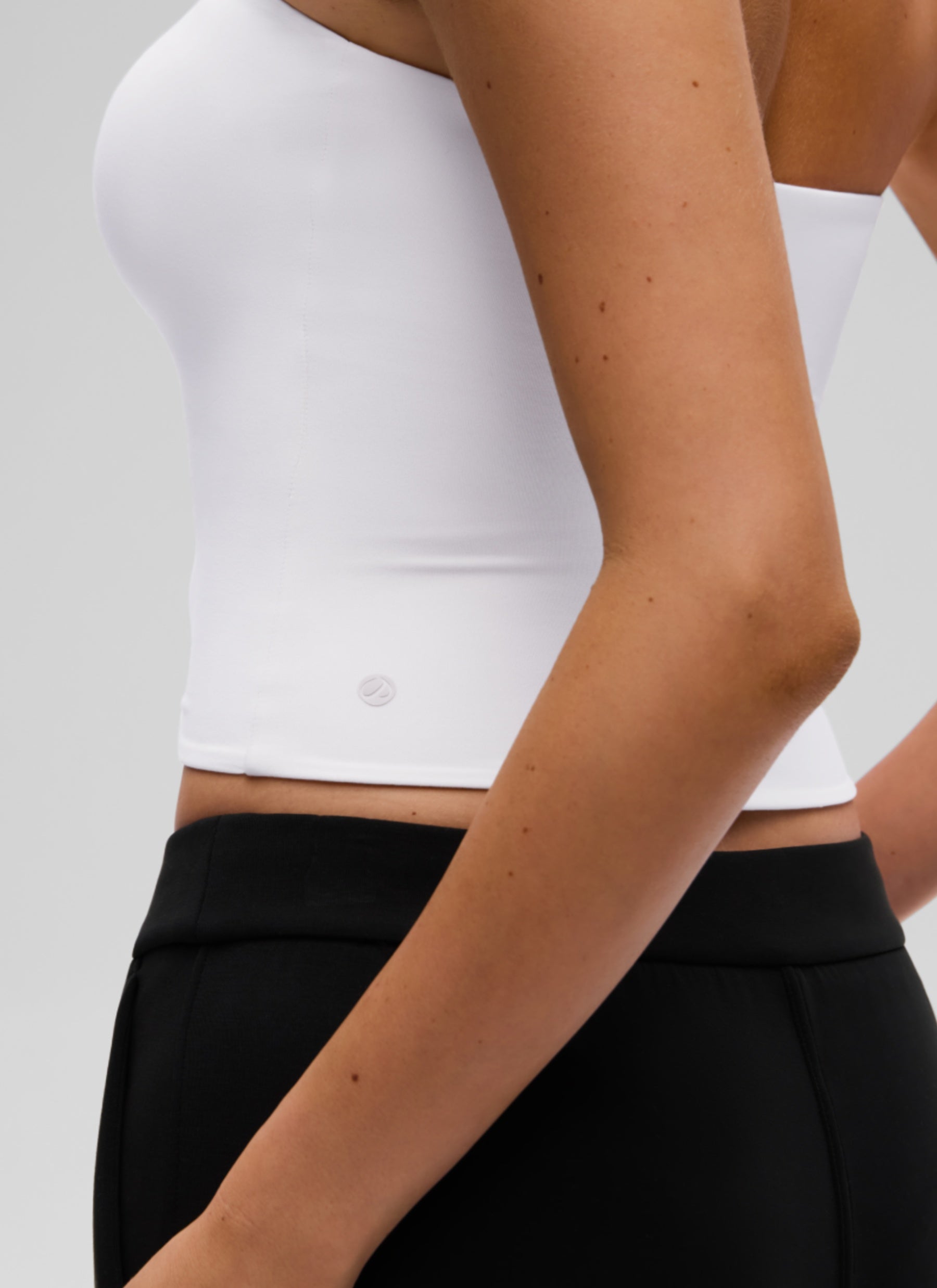 CRZ YOGA महिलाओं के कैज़ुअल Butterluxe टाइट फिट स्ट्रैपलेस टॉप व्हाइट