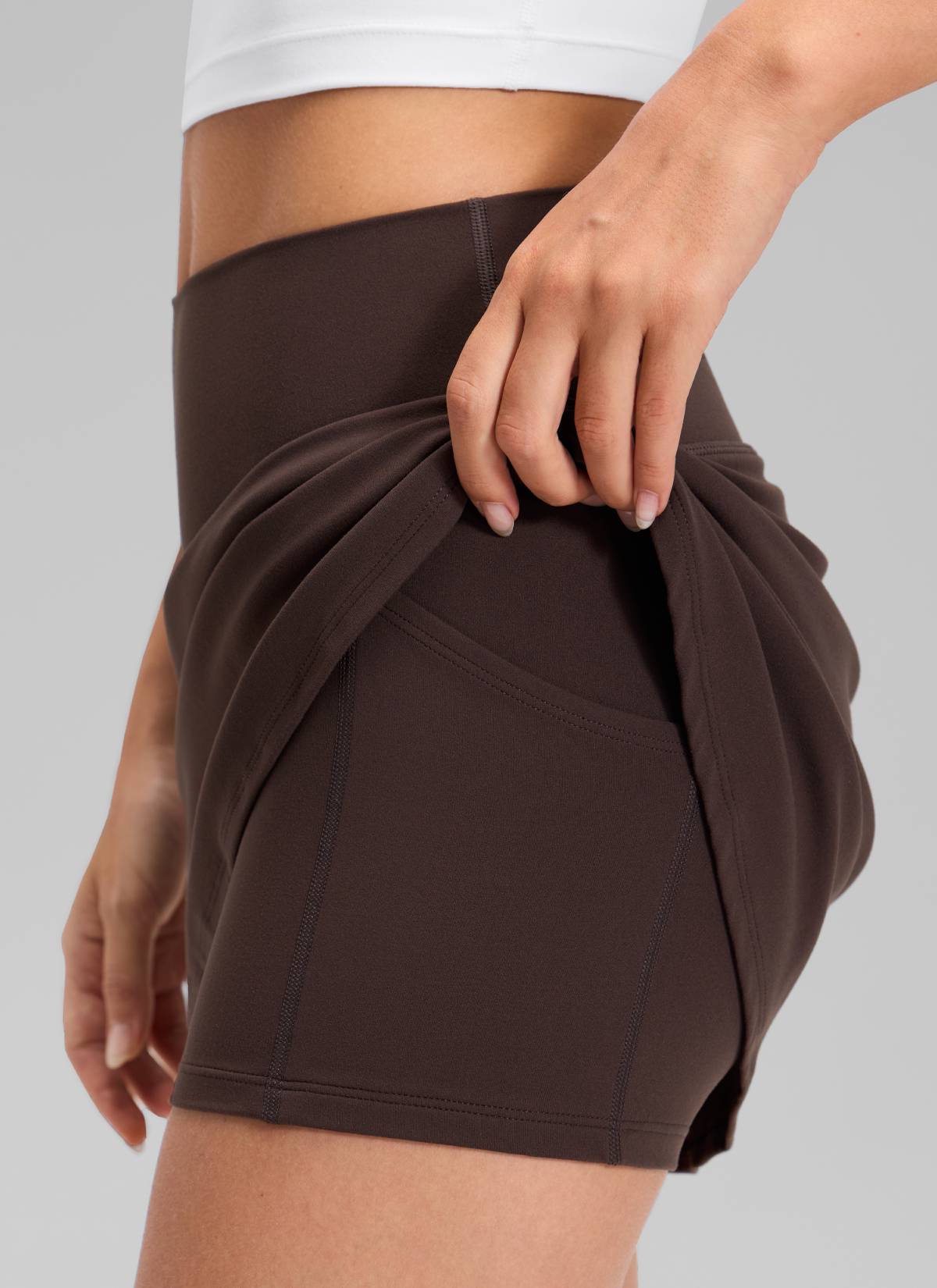 CRZ YOGA Rok Tenis Wanita Butterluxe Rise 14,5 inci dengan Saku, Warna Hot Fudge Brown