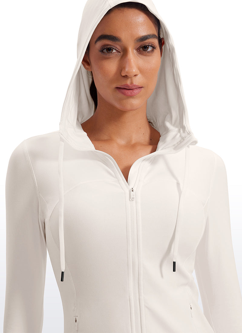 Butterluxe CRZ YOGA Pakaian Luar Wanita dengan Kantong, Potongan Slim Fit, Resleting Penuh, dan Kap, Warna Putih dan Aprikot